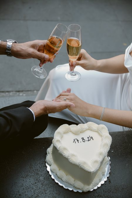 Una pareja de novios brindando en su boda